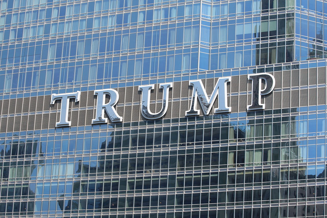 20140627_trump_international_hotel_and_tower_chicago_sign
