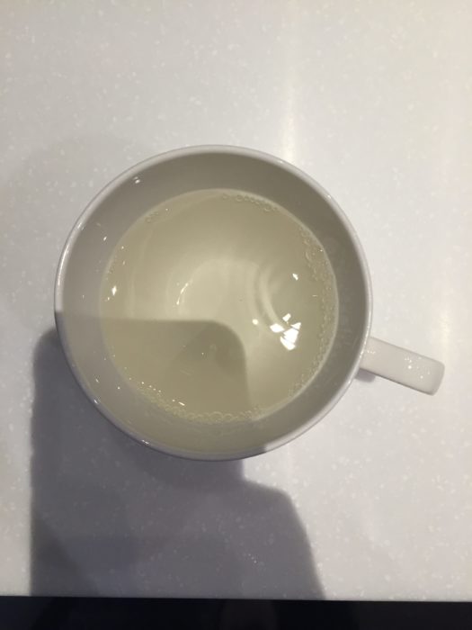 盛满酒的白瓷杯—好似古文中所说的葡萄美酒夜光杯